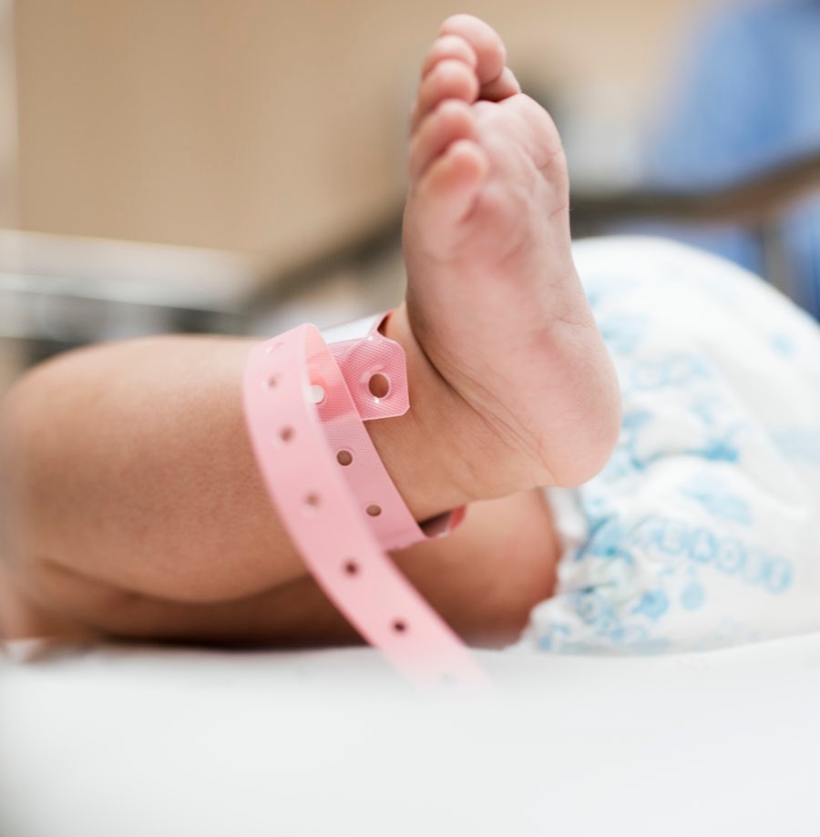 pieds de bébé en maternité